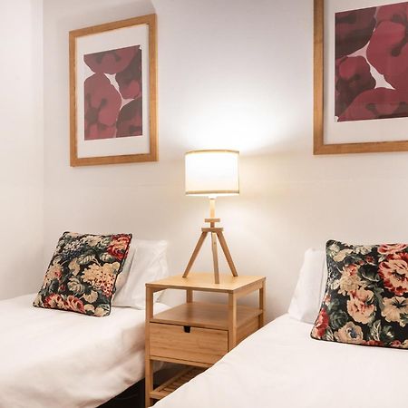 Spacious & Sunny Apt With Terrace In The City Center Barcelona Bagian luar foto