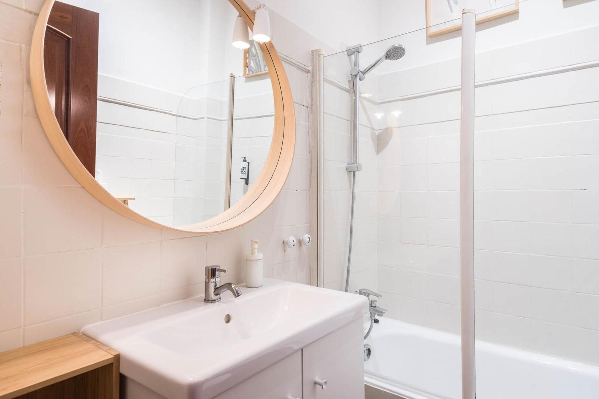 Spacious & Sunny Apt With Terrace In The City Center Barcelona Bagian luar foto