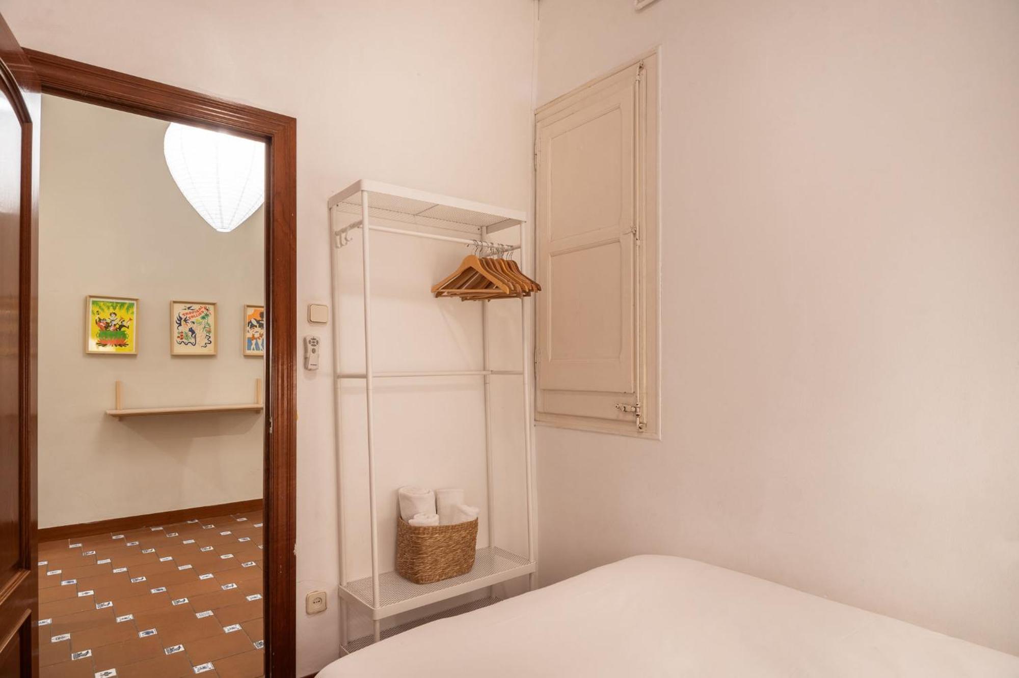 Spacious & Sunny Apt With Terrace In The City Center Barcelona Bagian luar foto