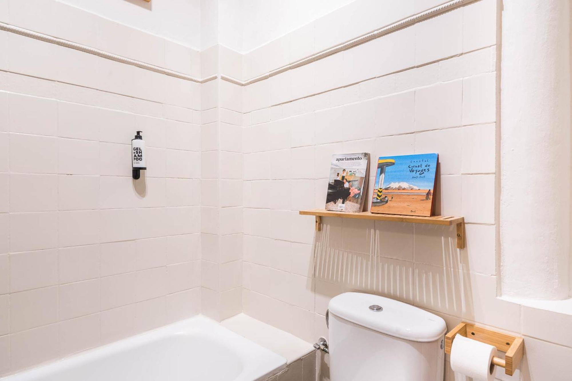 Spacious & Sunny Apt With Terrace In The City Center Barcelona Bagian luar foto