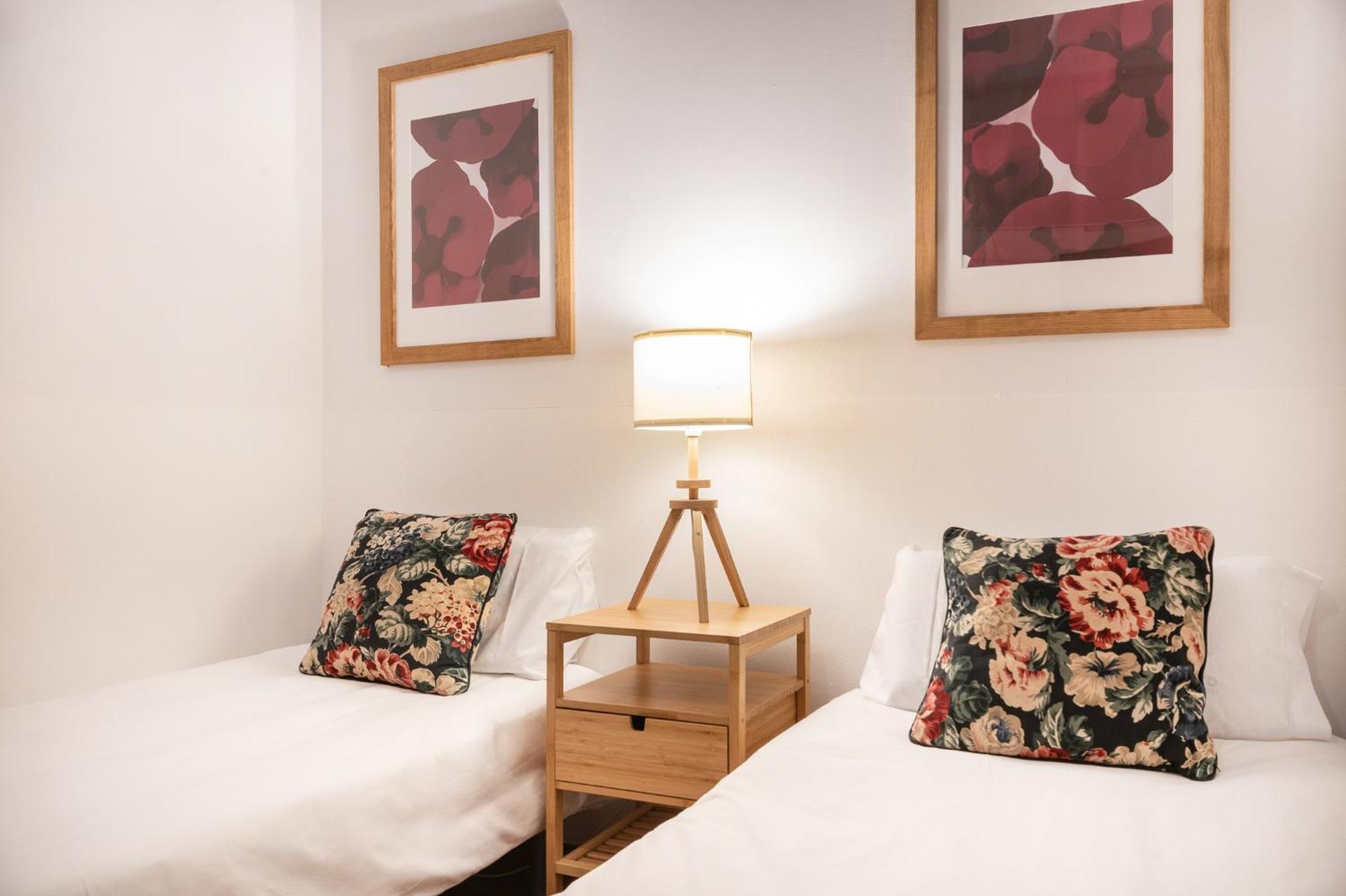 Spacious & Sunny Apt With Terrace In The City Center Barcelona Bagian luar foto