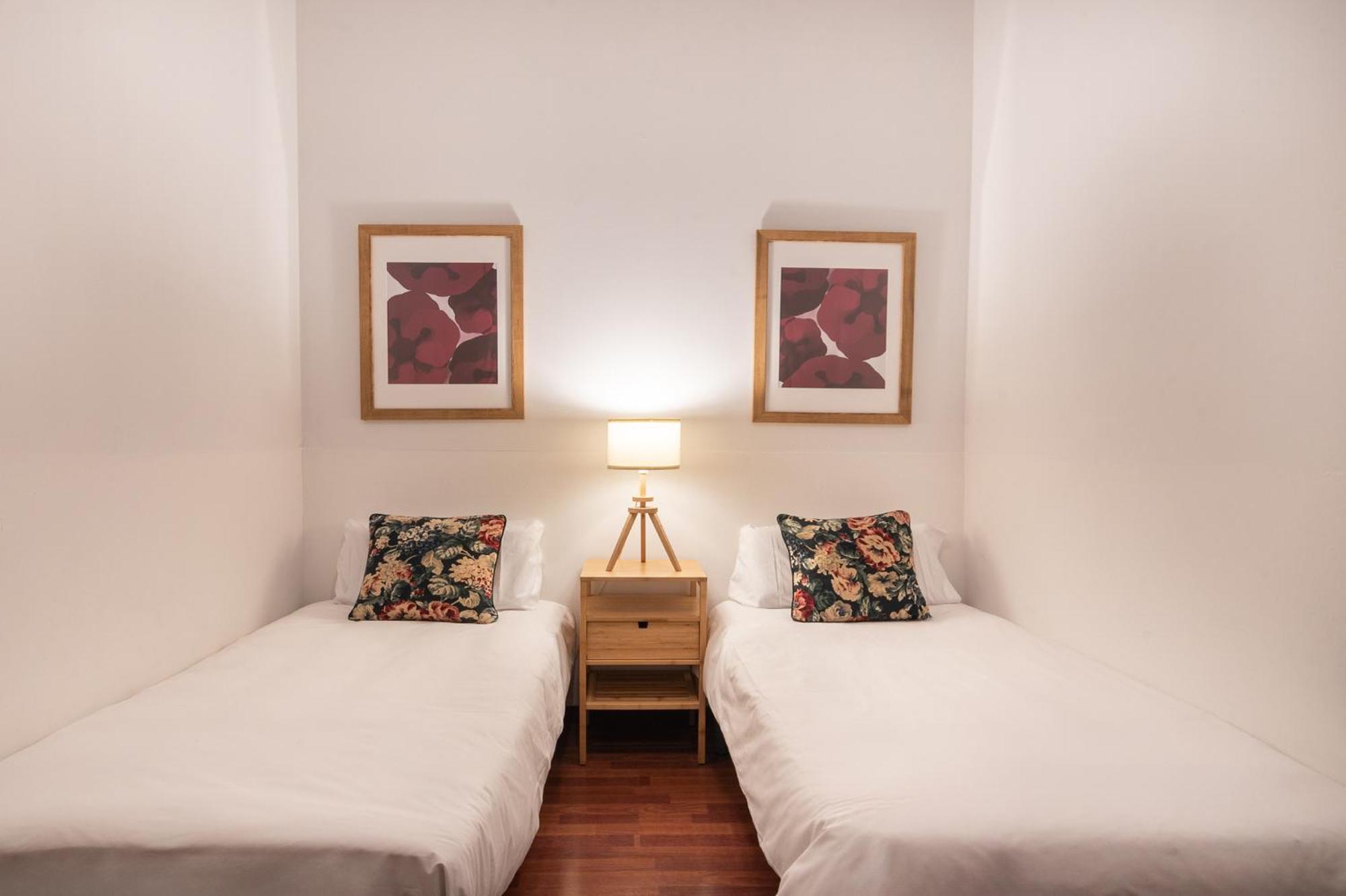 Spacious & Sunny Apt With Terrace In The City Center Barcelona Bagian luar foto